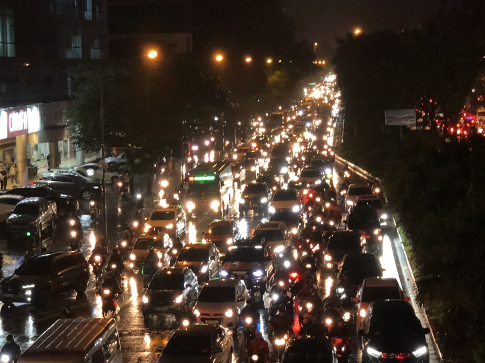 Hà Nội: Mưa lớn khiến nhiều tuyến đường ùn tắc, người dân "chật vật" về nhà - Ảnh 8