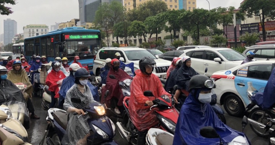 Hà Nội: Mưa lớn khiến nhiều tuyến đường ùn tắc, người dân "chật vật" về nhà - Ảnh 4