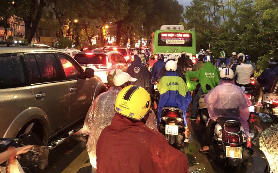 Hà Nội: Mưa lớn khiến nhiều tuyến đường ùn tắc, người dân "chật vật" về nhà - Ảnh 9