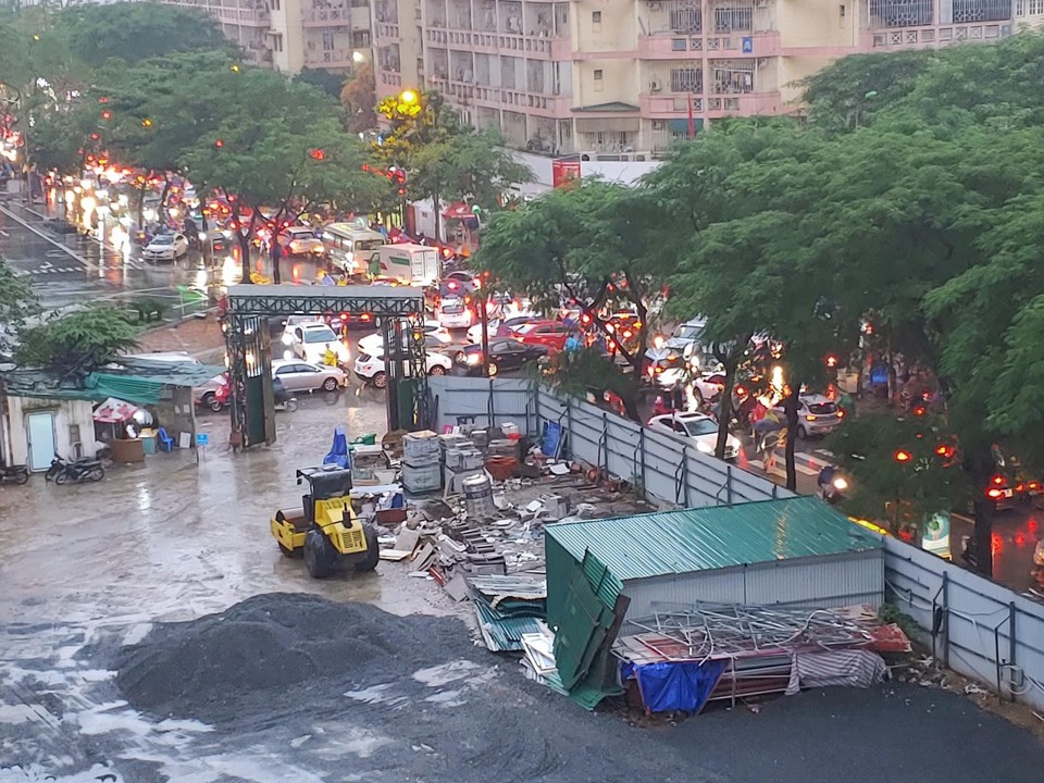 Hà Nội: Mưa lớn khiến nhiều tuyến đường ùn tắc, người dân "chật vật" về nhà - Ảnh 2