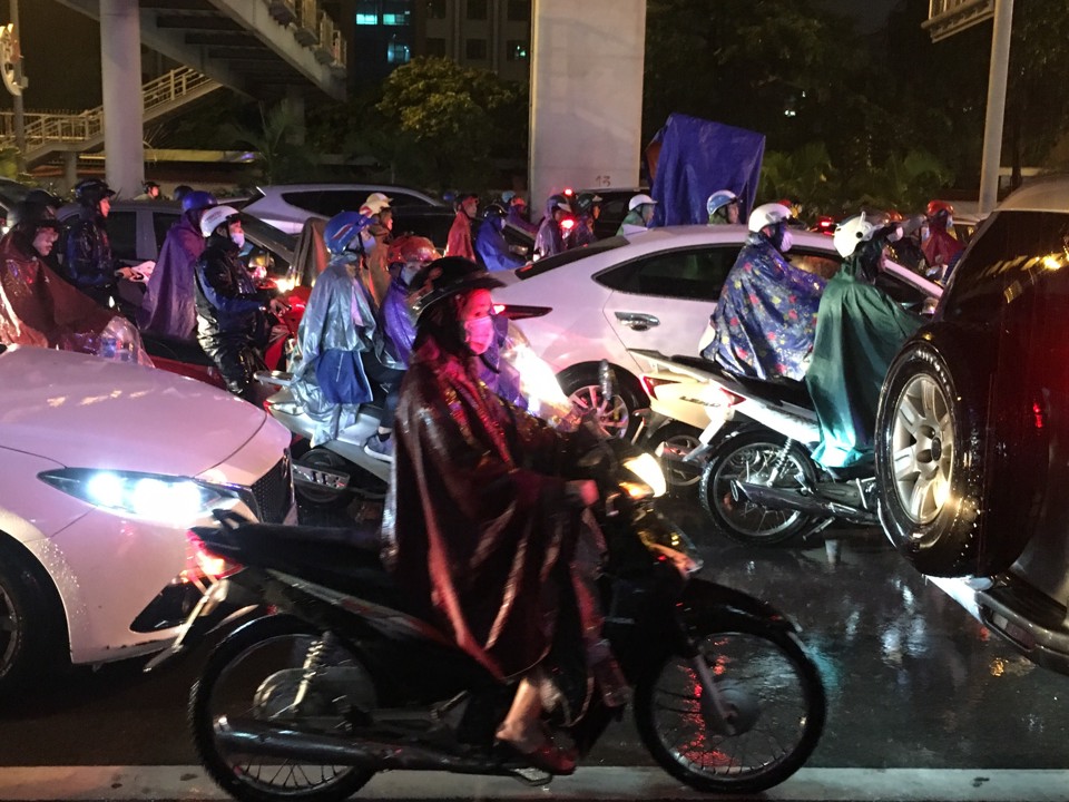 Hà Nội: Mưa lớn khiến nhiều tuyến đường ùn tắc, người dân "chật vật" về nhà - Ảnh 6