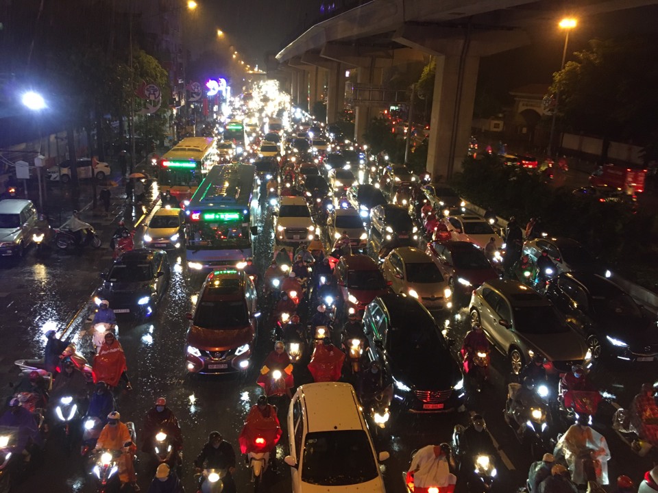 Hà Nội: Mưa lớn khiến nhiều tuyến đường ùn tắc, người dân "chật vật" về nhà - Ảnh 5