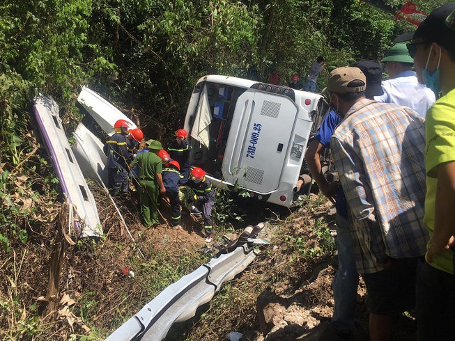 Khẩn trương cứu chữa nạn nhân vụ tai nạn giao thông khiến 13 người chết tại Quảng Bình - Ảnh 1