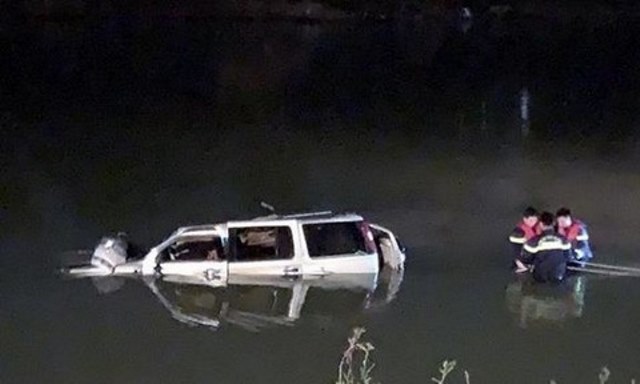 Tai nạn giao thông mới nhất hôm nay 5/10: Xác định nguyên nhân sơ bộ vụ ô tô lao xuống sông khiến 5 người tử vong - Ảnh 2