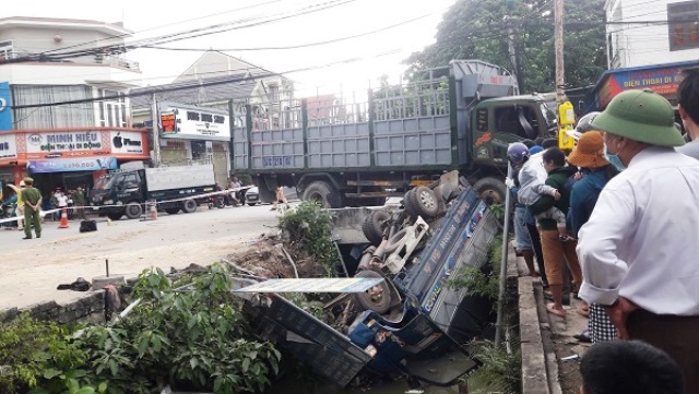 Tai nạn giao thông mới nhất hôm nay ngày 10/10: Xế hộp lao thẳng vào xe ben - Ảnh 3