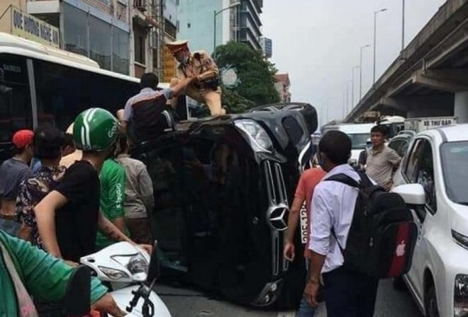 Hà Nội: Ô tô Mercedes gây tai nạn lật nghiêng, cảnh sát cứu tài xế ra ngoài an toàn - Ảnh 1