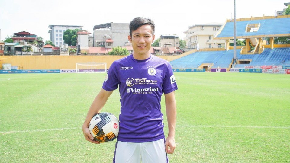 Gia nhập Hà Nội FC, tiền vệ Tấn Tài hết lời khen ngợi đội bóng mới - Ảnh 1