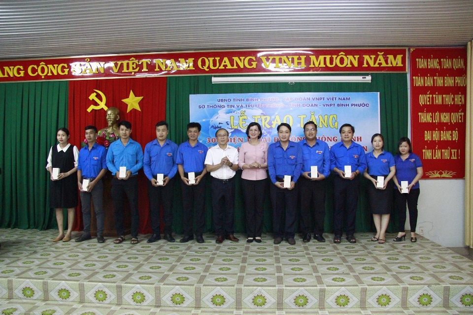 VNPT tặng tỉnh Bình Phước 300 smartphone góp phần xây dựng chính quyền điện tử - Ảnh 1