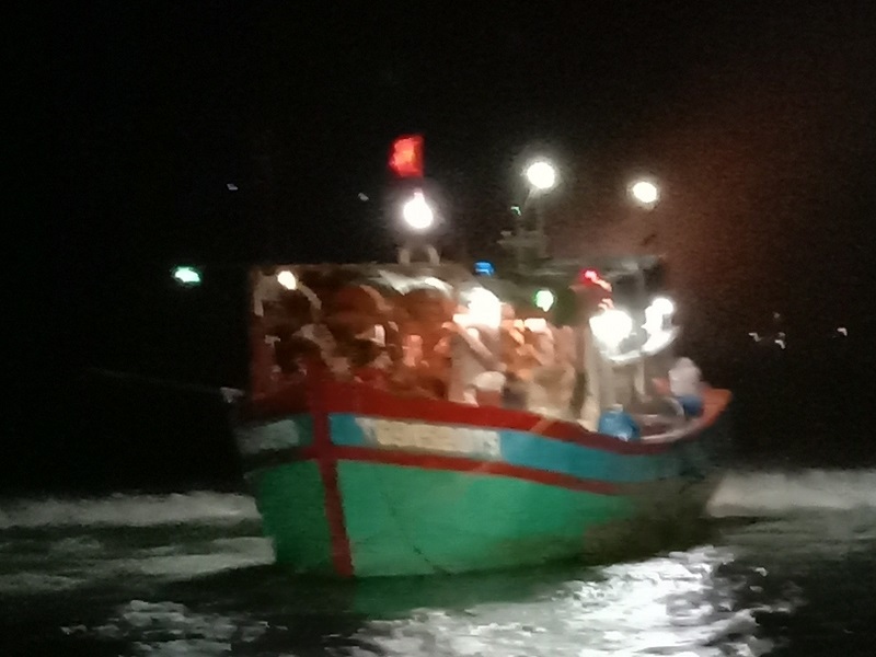 2 phương án giải cứu tàu cá ngư dân Tiền Giang mắc cạn ở ven đảo Lý Sơn - Ảnh 1