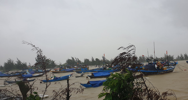 Đà Nẵng: Mưa to gió lớn khiến 3 người mất tích, đường phố ngập nước - Ảnh 6