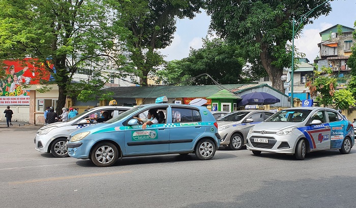 Taxi bủa vây Bệnh viện 108 gây rối loạn giao thông, mất an ninh trật tự - Ảnh 1