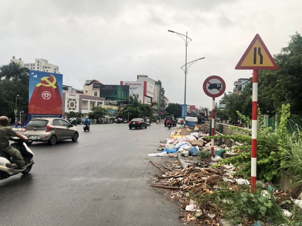 Hà Nội: Rác thải tràn lan tại tuyến đường Nghi Tàm - Âu Cơ - Ảnh 1