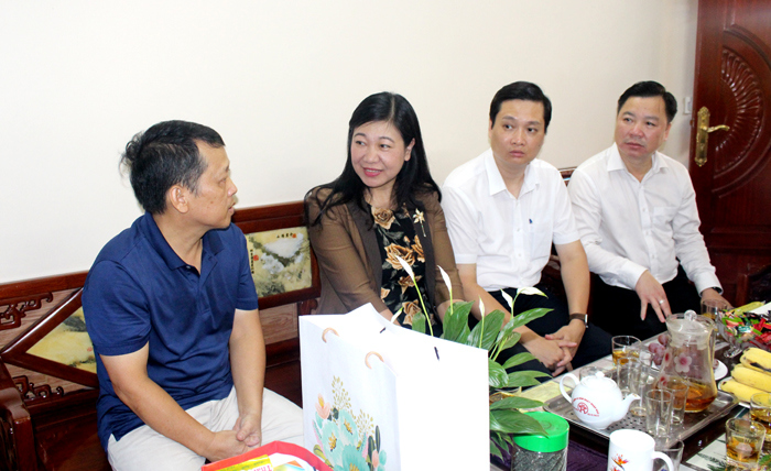 Chủ tịch Ủy ban MTTQ TP Hà Nội thăm, tặng quà gia đình chính sách tiêu biểu huyện Thanh Trì - Ảnh 2