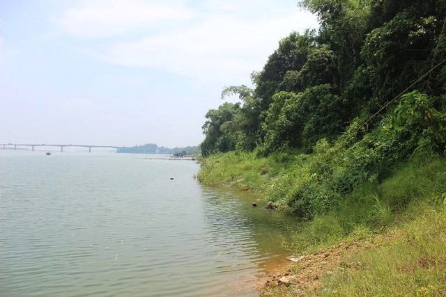 Hà Nội: Công bố tình trạng khẩn cấp sạt lở bờ hữu sông Đà - Ảnh 1