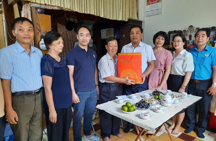 Lãnh đạo quận Hoàn Kiếm, Hà Nội thăm hỏi gia đình chính sách tiêu biểu - Ảnh 1