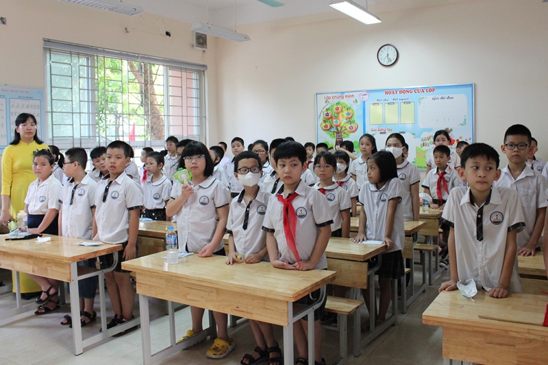 Quận Thanh Xuân: Tặng gần 1.600 cặp sách cho nữ sinh lớp 9 - Ảnh 9