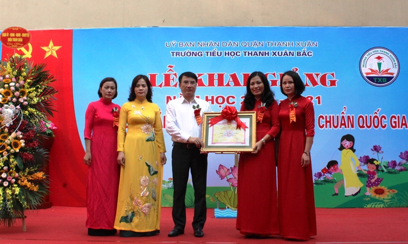 Quận Thanh Xuân: Tặng gần 1.600 cặp sách cho nữ sinh lớp 9 - Ảnh 7