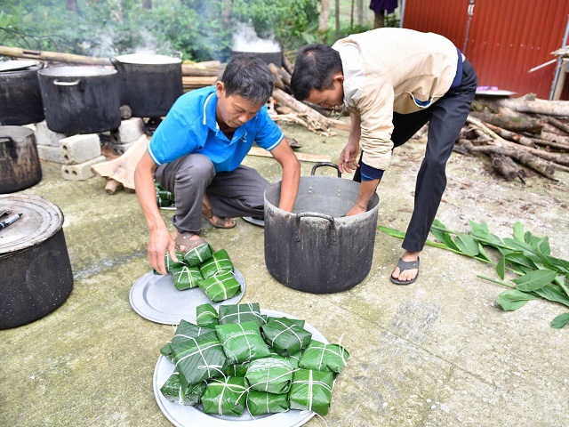 Cảm động bánh chưng nghĩa tình, "gói yêu thương" gửi đồng bào vùng lũ miền Trung - Ảnh 9