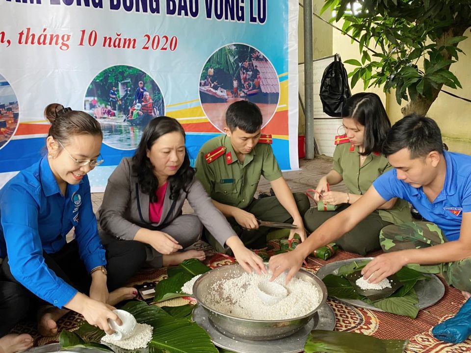 Cảm động bánh chưng nghĩa tình, "gói yêu thương" gửi đồng bào vùng lũ miền Trung - Ảnh 3