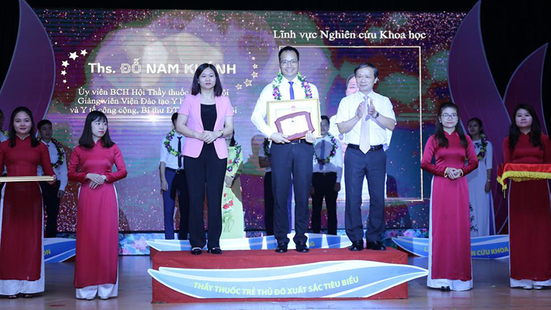 Hà Nội: Trao Giải thưởng Đặng Thùy Trâm cho 10 thầy thuốc trẻ xuất sắc - Ảnh 1