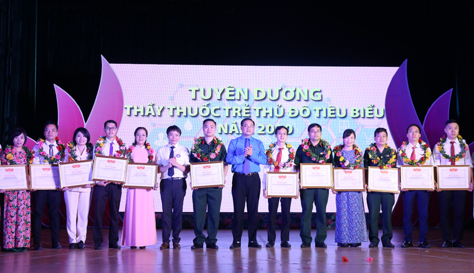 Hà Nội: Trao Giải thưởng Đặng Thùy Trâm cho 10 thầy thuốc trẻ xuất sắc - Ảnh 2