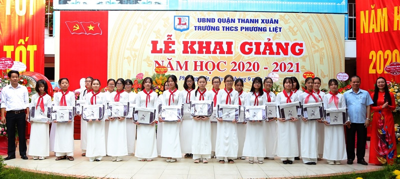 Quận Thanh Xuân: Tặng gần 1.600 cặp sách cho nữ sinh lớp 9 - Ảnh 4