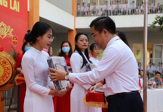 Quận Thanh Xuân: Tặng gần 1.600 cặp sách cho nữ sinh lớp 9 - Ảnh 2