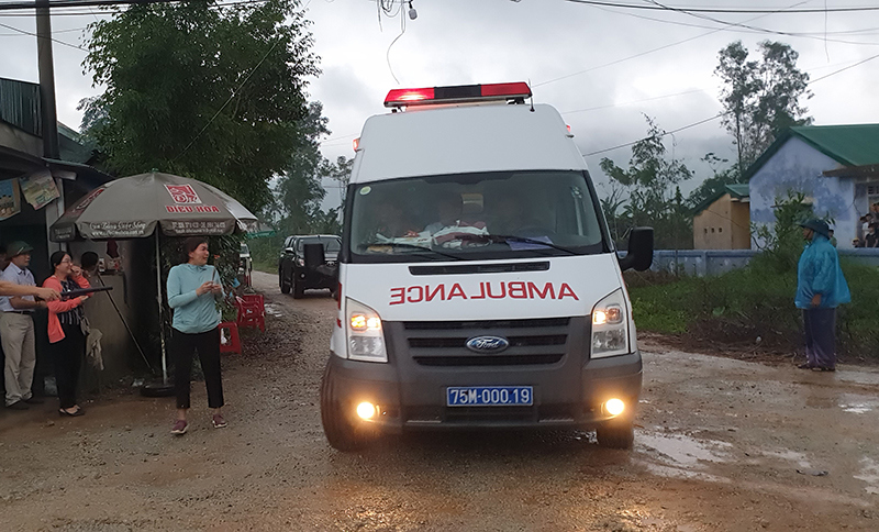 Xót xa hình ảnh người nhà cầm hương chạy theo xe chở thi thể Chủ tịch UBND huyện Phong Điền - Ảnh 2