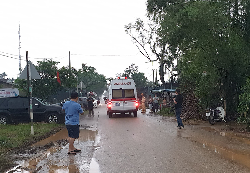 Xót xa hình ảnh người nhà cầm hương chạy theo xe chở thi thể Chủ tịch UBND huyện Phong Điền - Ảnh 4