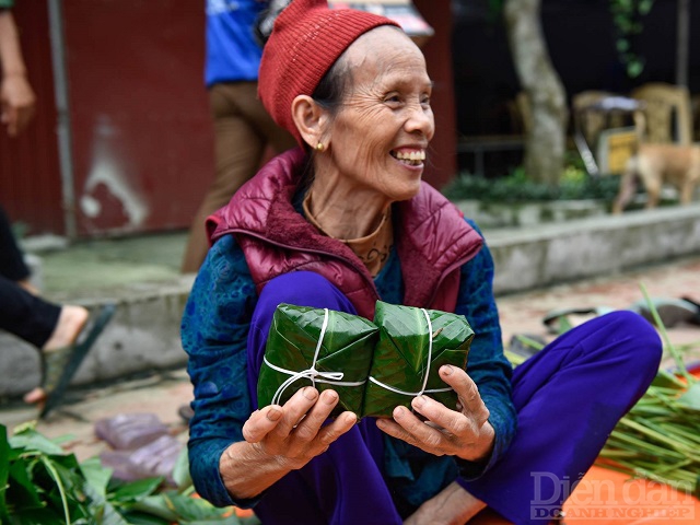 Cảm động bánh chưng nghĩa tình, "gói yêu thương" gửi đồng bào vùng lũ miền Trung - Ảnh 10