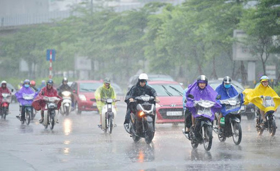 Thời tiết hôm nay 30/7: Hà Nội có lúc mưa rào và dông, vùng áp thấp đã vào Biển Đông - Ảnh 2