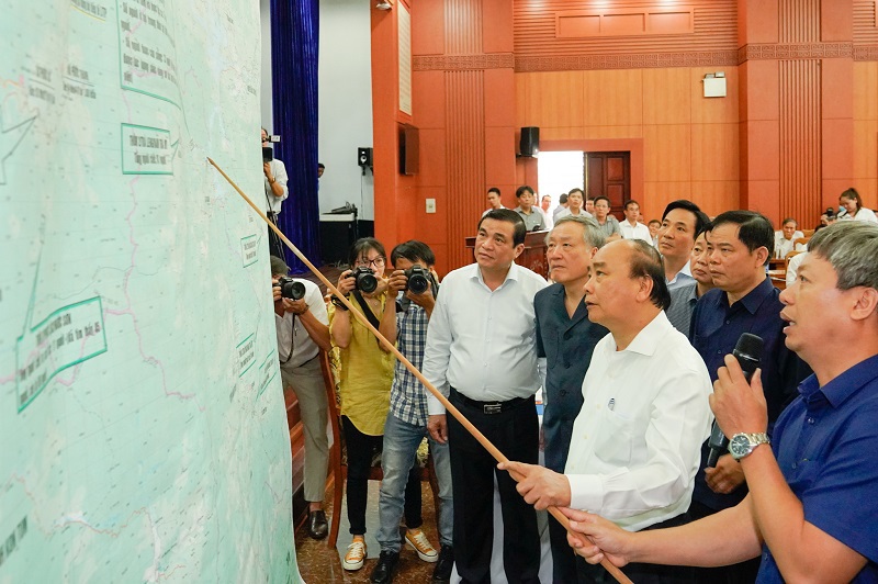 Thủ tướng Nguyễn Xuân Phúc: Cần sớm có giải pháp để ổn định cuộc sống người dân - Ảnh 2