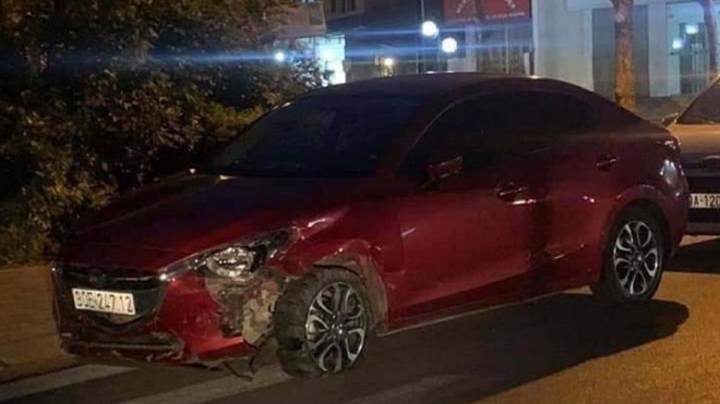 Tìm thấy ô tô Mazda màu đỏ húc văng 7 xe máy dừng chờ đèn đỏ ở Long Biên - Ảnh 1