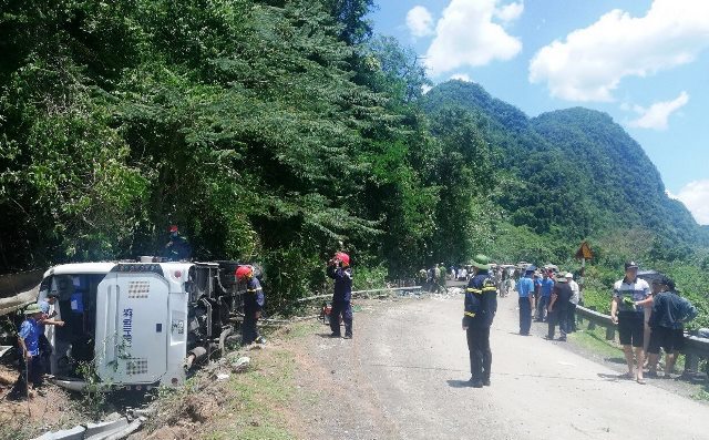 Thông tin mới nhất vụ lật xe ở Quảng Bình: Đã có 13 người tử vong - Ảnh 1