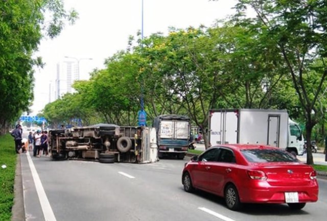 Tin tức tai nạn giao thông mới nhất hôm nay 30/6: Xe tải lật gây tai nạn liên hoàn trên Đại lộ Mai Chí Thọ - Ảnh 2