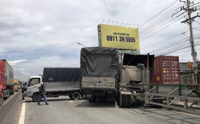 Tin tức tai nạn giao thông mới nhất hôm nay 1/7: Container húc văng 3 xe tải tại dốc Thiên Thu - Ảnh 2