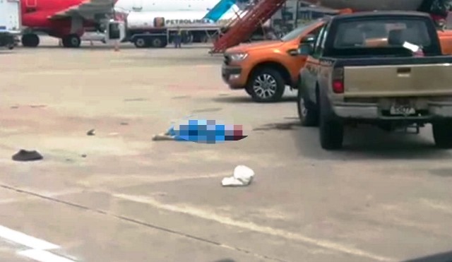 Tin tức tai nạn giao thông mới nhất hôm nay 6/7: Bị xe bán tải đâm tử vong ngay trên sân bay - Ảnh 1