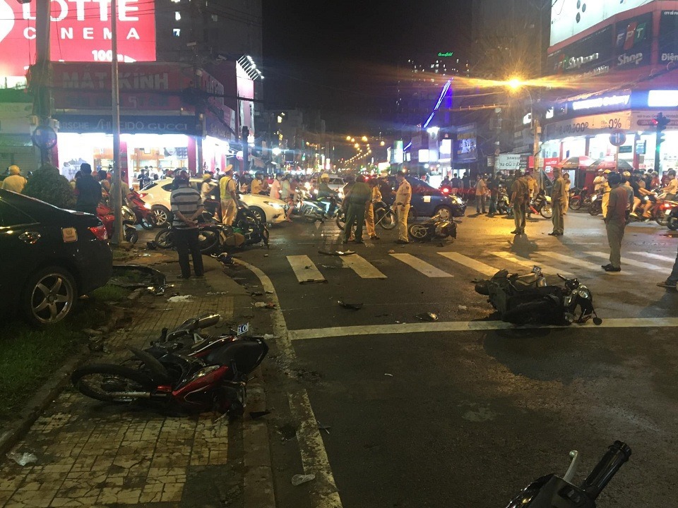 TP Hồ Chí Minh: Một phụ nữ lái ô tô đâm hàng loạt xe máy, nhiều người bị thương - Ảnh 1