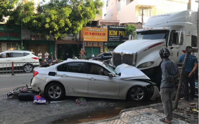Tai nạn giao thông mới nhất hôm nay 22/9: Xe container tông ô tô BMW - Ảnh 1