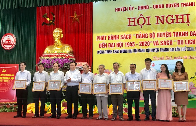 Thanh Oai phát hành 2 cuốn sách chào mừng Đại hội Đảng bộ huyện lần thứ XXIII - Ảnh 1