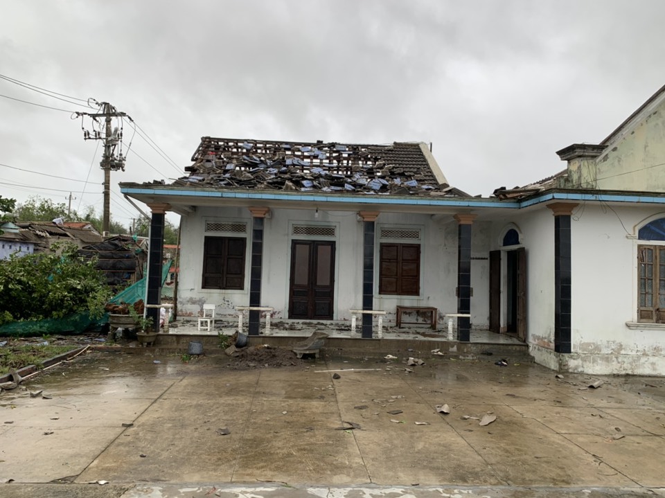 Ảnh hưởng bão số 5, gió lốc làm tốc mái hàng chục ngôi nhà ở Thừa Thiên Huế - Ảnh 1