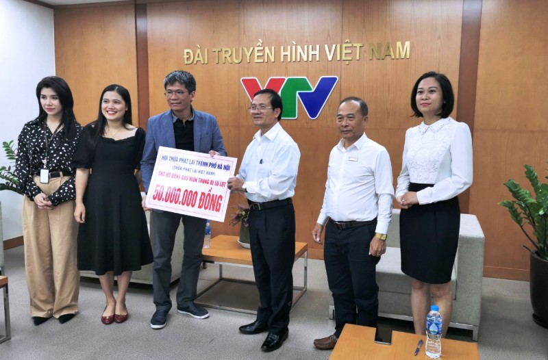 Hội Thừa phát lại TP Hà Nội trao 50 triệu đồng ủng hộ miền Trung - Ảnh 1