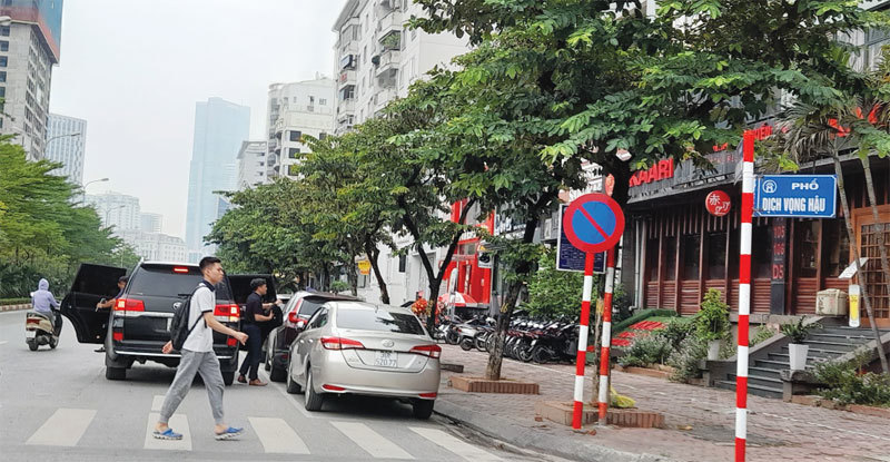 [Điểm nóng giao thông] Ô tô dừng đỗ lộn xộn  trên phố Trần Thái Tông - Ảnh 1