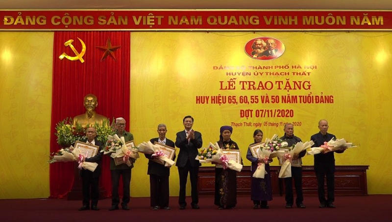 Huyện Thạch Thất trao huy hiệu 50 năm tuổi Đảng cho cán bộ lão thành - Ảnh 1