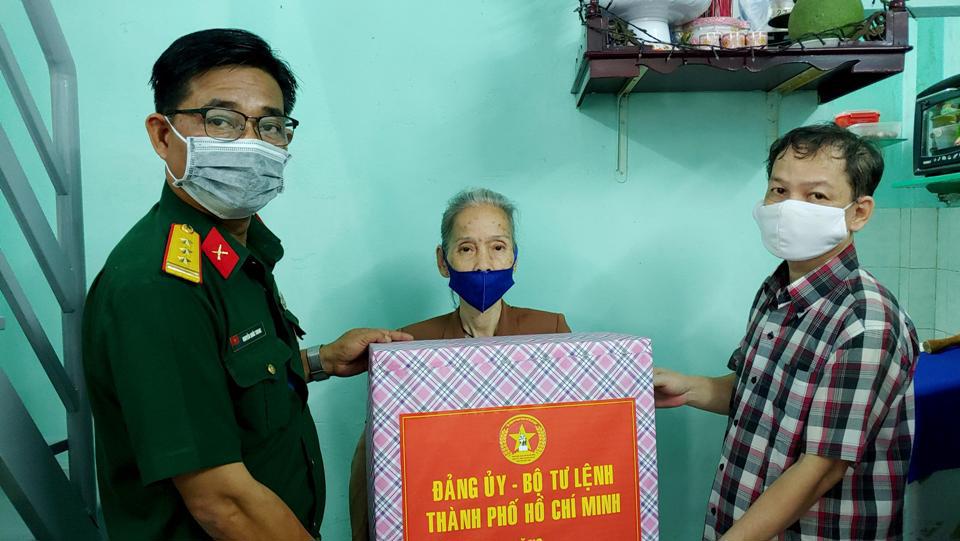 Bộ Tư lệnh TP Hồ Chí Minh: Trao nhà tình nghĩa quân - dân cho gia đình chính sách - Ảnh 1