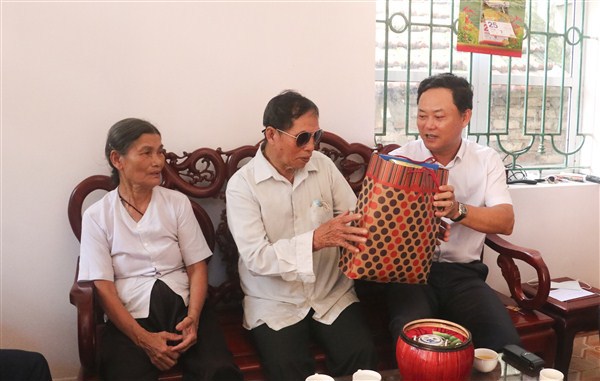 Lãnh đạo huyện Gia Lâm thăm, tặng quà cán bộ lão thành cách mạng nhân dịp 2/9 - Ảnh 1