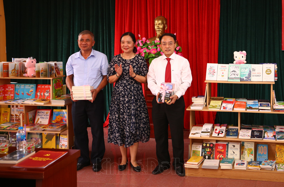 Hơn 1.000 cuốn sách được trao tặng cho người dân xã Đồng Tâm - Ảnh 6