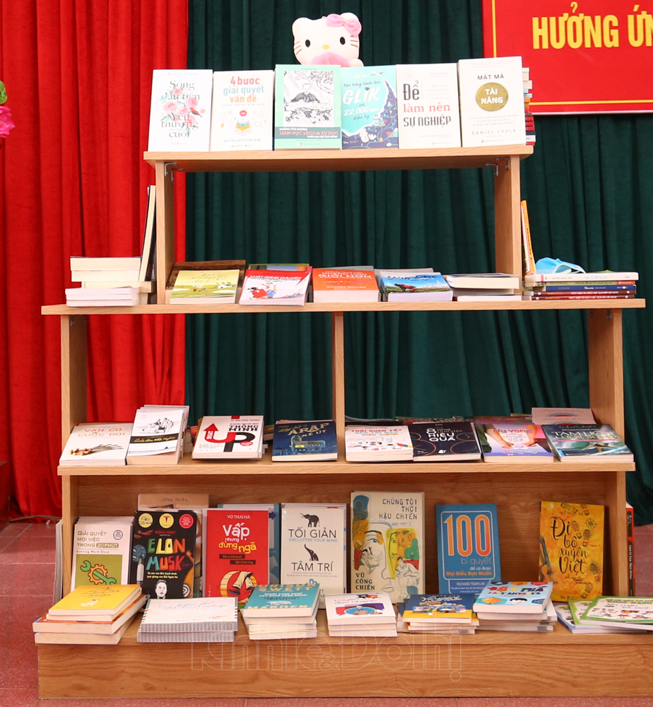 Hơn 1.000 cuốn sách được trao tặng cho người dân xã Đồng Tâm - Ảnh 8