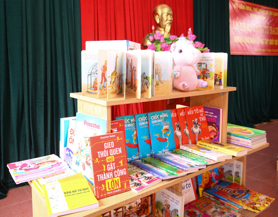 Hơn 1.000 cuốn sách được trao tặng cho người dân xã Đồng Tâm - Ảnh 9