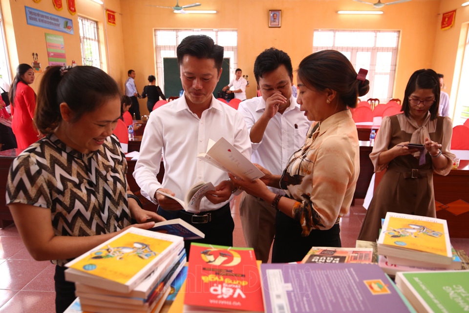 Hơn 1.000 cuốn sách được trao tặng cho người dân xã Đồng Tâm - Ảnh 11